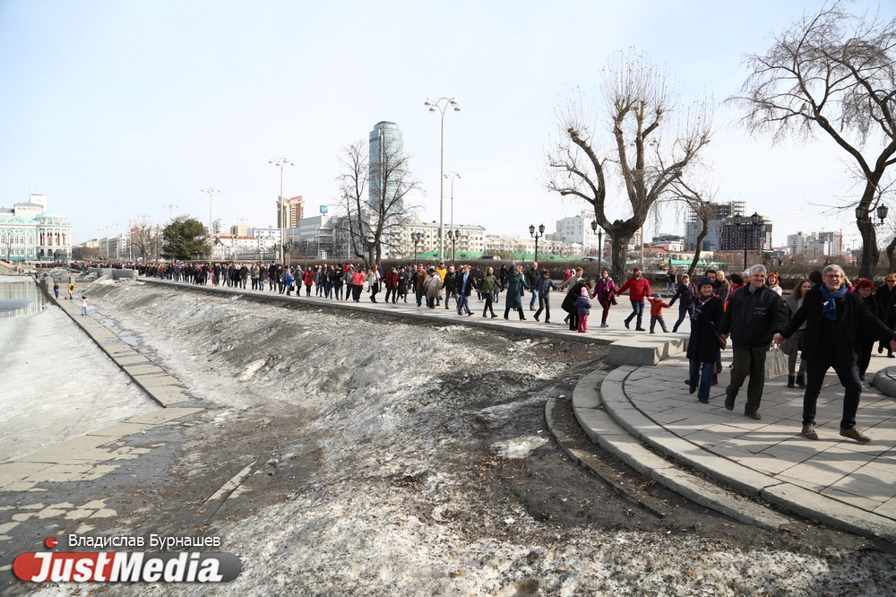 «Надеемся, что нас услышат». Екатеринбург «обнимашками» выступил против строительства Храма-на-воде. ФОТО, ВИДЕО - Фото 7