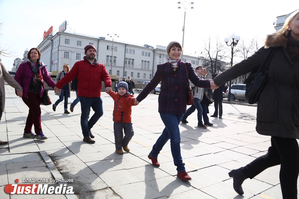 «Надеемся, что нас услышат». Екатеринбург «обнимашками» выступил против строительства Храма-на-воде. ФОТО, ВИДЕО - Фото 6
