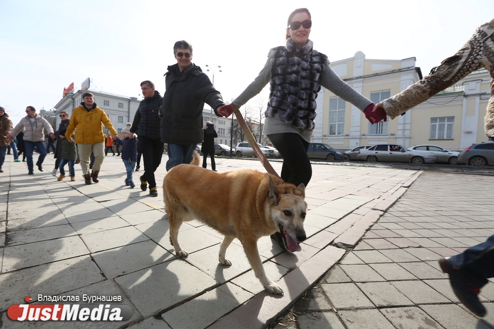 «Надеемся, что нас услышат». Екатеринбург «обнимашками» выступил против строительства Храма-на-воде. ФОТО, ВИДЕО - Фото 5