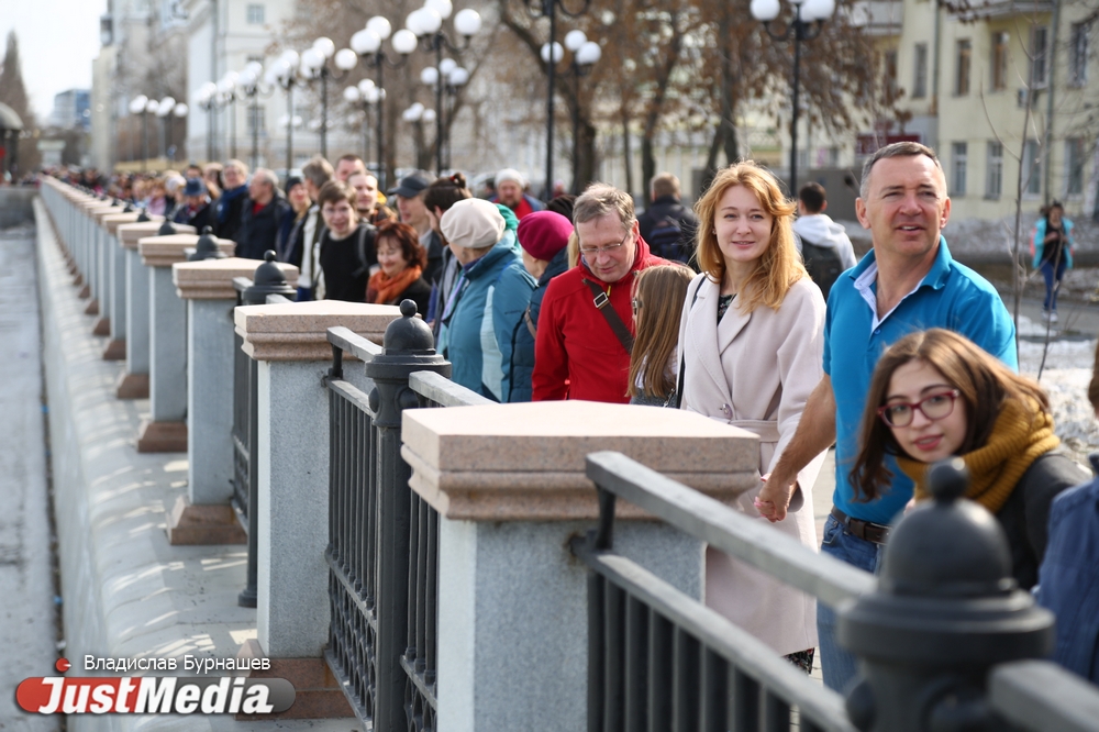 «Надеемся, что нас услышат». Екатеринбург «обнимашками» выступил против строительства Храма-на-воде. ФОТО, ВИДЕО - Фото 8
