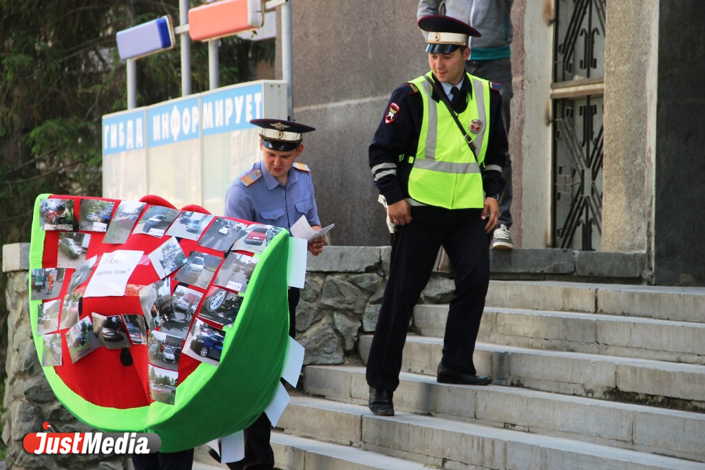 У здания ГИБДД «большой арбуз» устроил фотовыставку, показав инспекторам заядлых нарушителей правил парковки - Фото 4