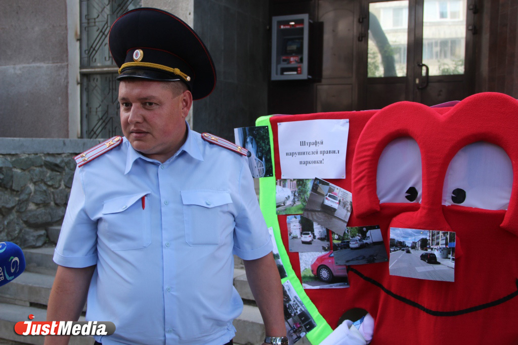 У здания ГИБДД «большой арбуз» устроил фотовыставку, показав инспекторам заядлых нарушителей правил парковки - Фото 5