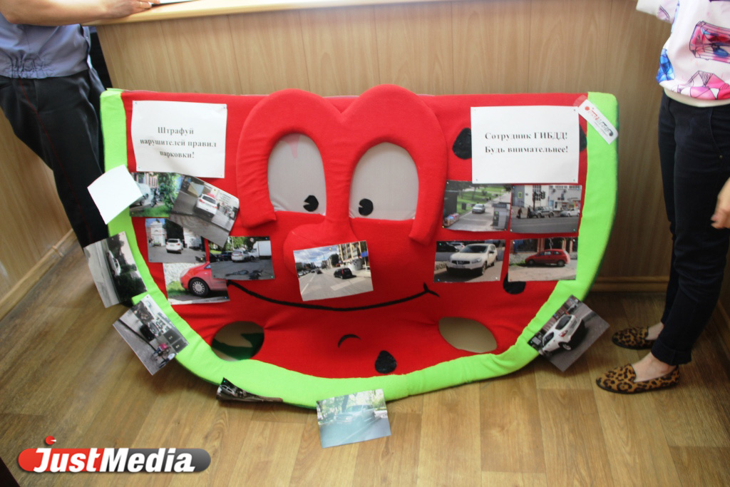 У здания ГИБДД «большой арбуз» устроил фотовыставку, показав инспекторам заядлых нарушителей правил парковки - Фото 6