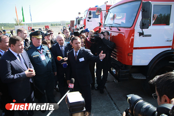 Куйвашев молча обошел выставку «Оборона и защита». Единственная фраза за всю экскурсию: «Ой, а что это?» - Фото 4