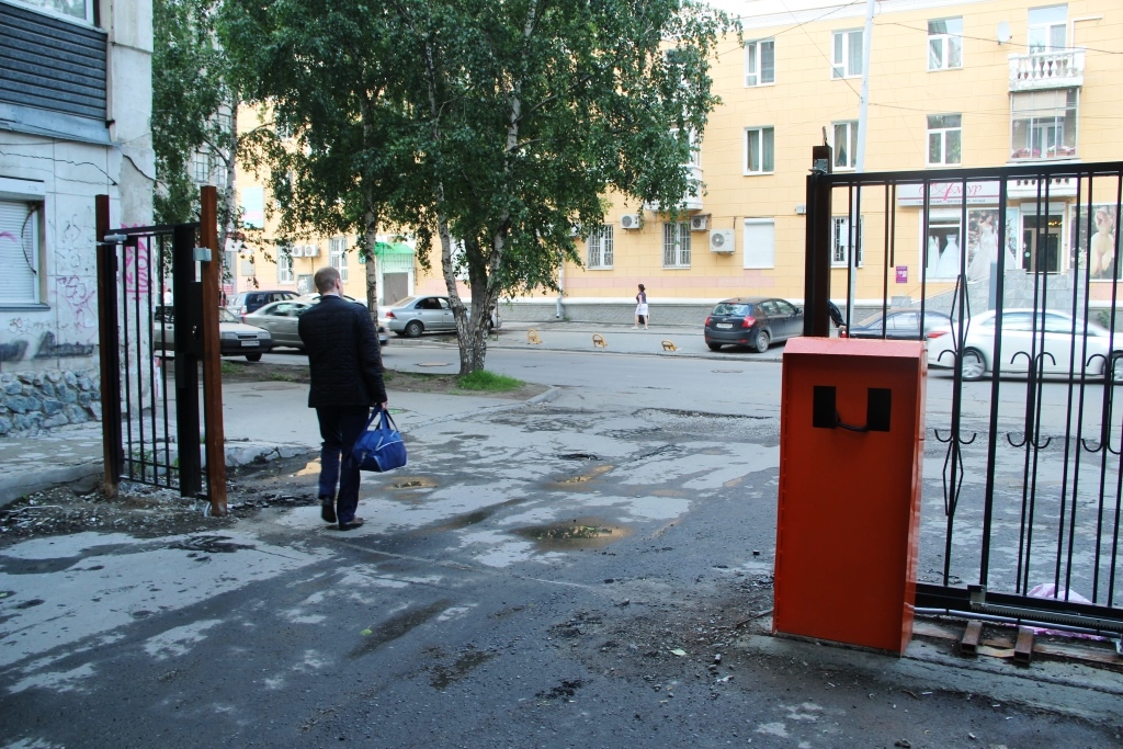 Жители одного из домов в центре города решили огородить двор забором, но это не устраивает некоторых горожан  - Фото 2