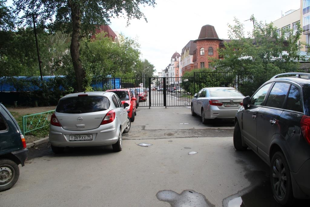 Жители одного из домов в центре города решили огородить двор забором, но это не устраивает некоторых горожан  - Фото 3