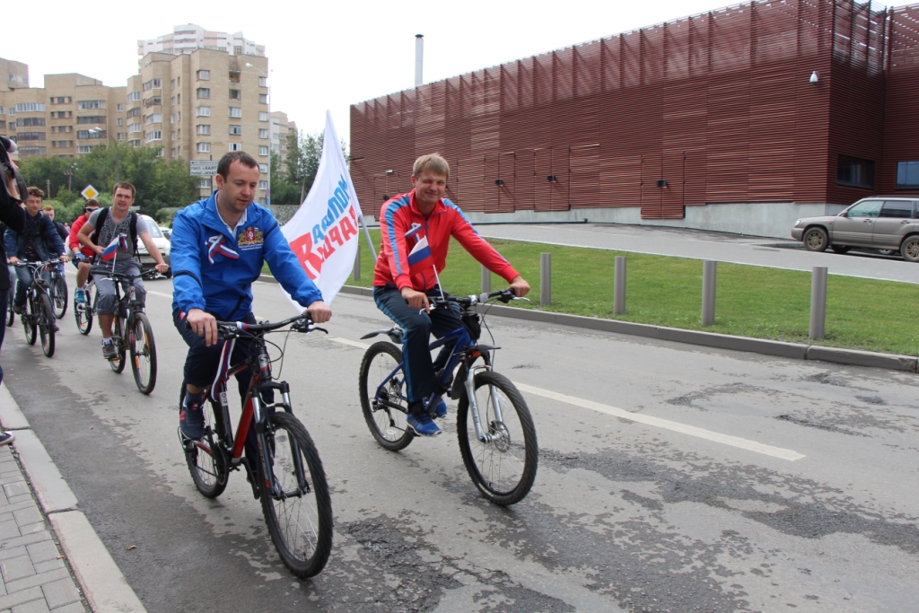 Под председательством Бабушкиной депутаты Коробейников и Артюх проехались по Екатеринбургу на велосипедах - Фото 3