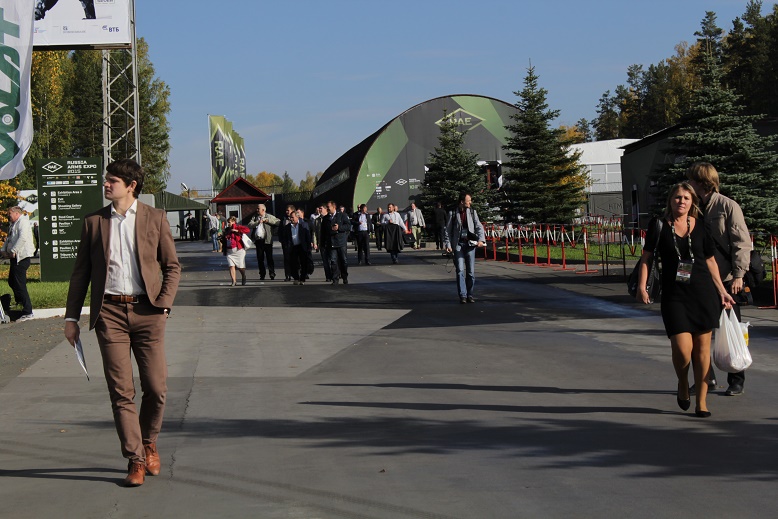 В Нижнем Тагиле стартовала выставка вооружения Russia Arms Expo-2015. Посетителей ждет зрелищный бой танков с участием актера Андрея Мерзликина. ФОТО - Фото 2