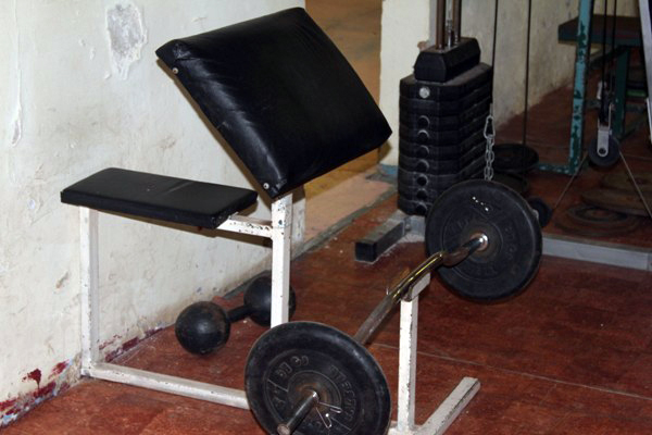 В Екатеринбурге мальчишки и девчонки собирают мелочь на ремонт спортцентра - Фото 2