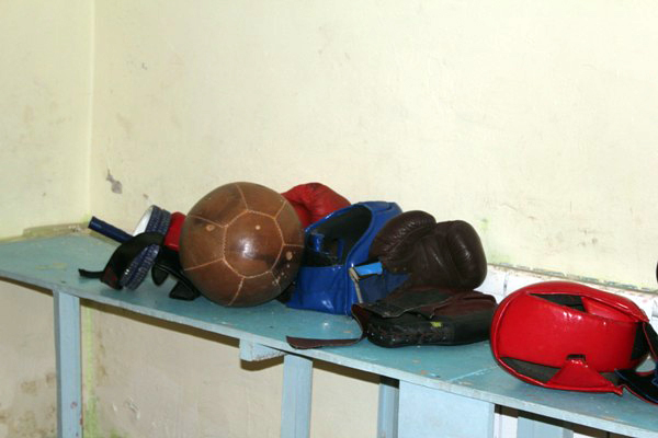 В Екатеринбурге мальчишки и девчонки собирают мелочь на ремонт спортцентра - Фото 3