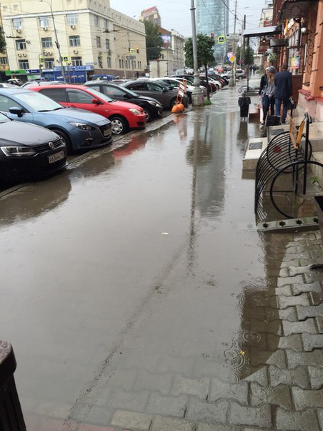 В Екатеринбурге улицу Малышева снова топят дожди  - Фото 2