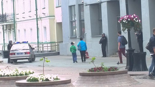 Вооруженные полицейские оцепили здание банка в центре Екатеринбурга - Фото 3