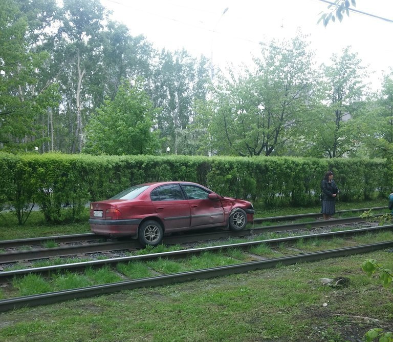 На ВИЗ-бульваре Toyota не пропустила трамвай. Движение электротранспорта парализовано - Фото 2