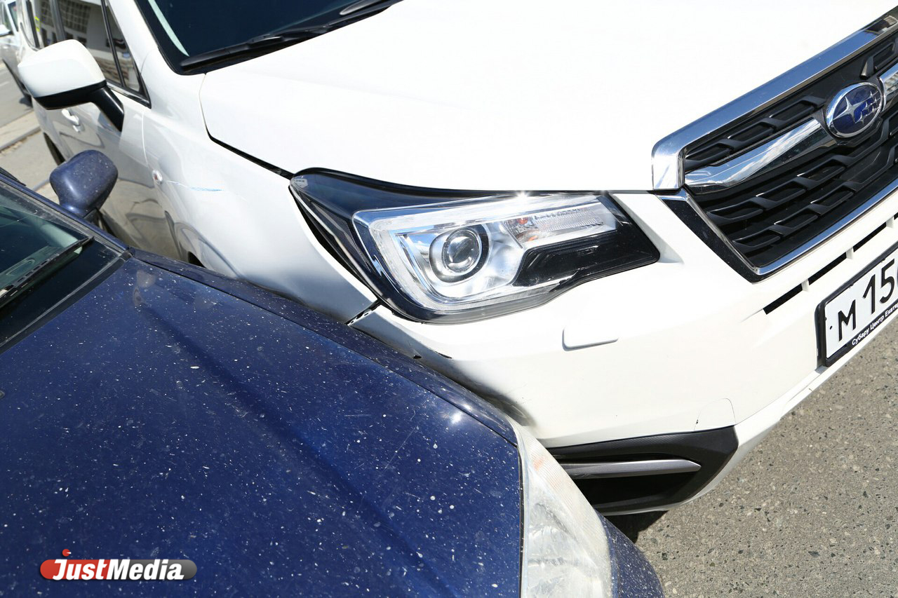 Две Subaru парализовали движение трамваев по Ленина. ФОТО - Фото 3