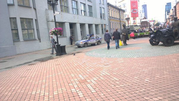Вооруженные полицейские оцепили здание банка в центре Екатеринбурга - Фото 4