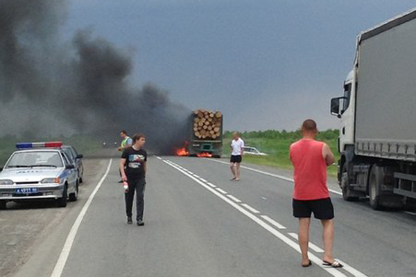 На трассе Реж—Екатеринбург сгорел лесовоз - Фото 2