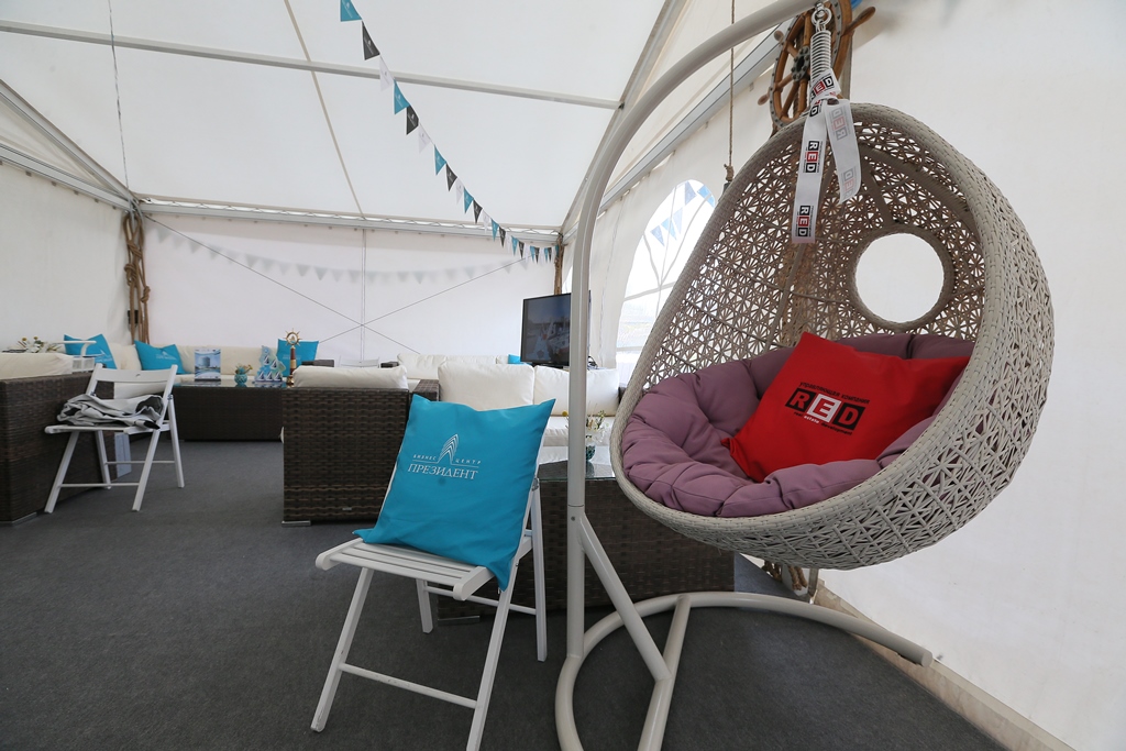 В центре Екатеринбурга именитые яхтсмены открыли парусный сезон праздничной регатой в честь 70-летия Победы - Фото 8