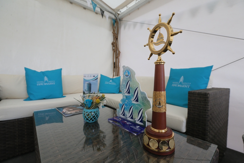 В центре Екатеринбурга именитые яхтсмены открыли парусный сезон праздничной регатой в честь 70-летия Победы - Фото 3