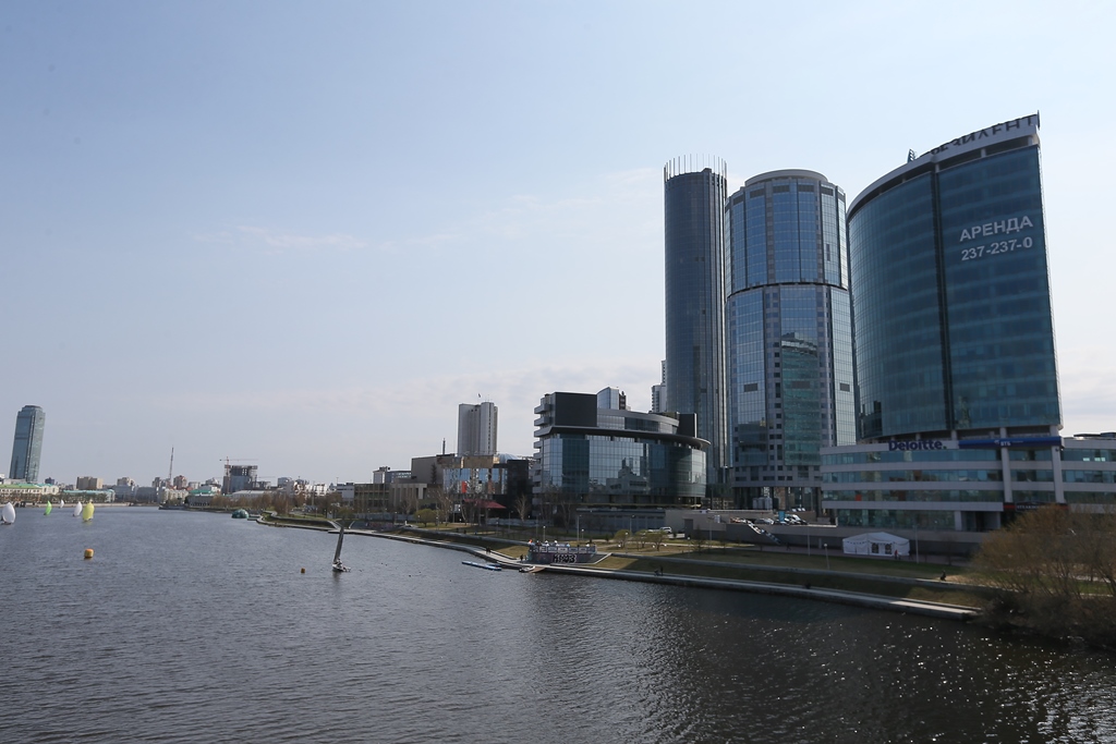 В центре Екатеринбурга именитые яхтсмены открыли парусный сезон праздничной регатой в честь 70-летия Победы - Фото 4