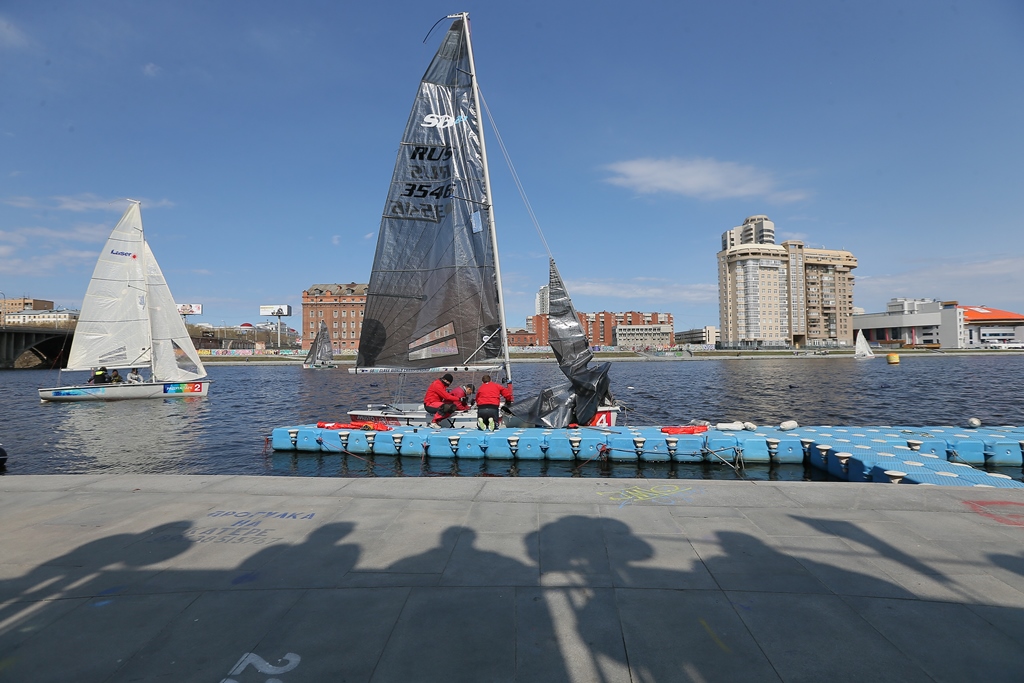 В центре Екатеринбурга именитые яхтсмены открыли парусный сезон праздничной регатой в честь 70-летия Победы - Фото 5