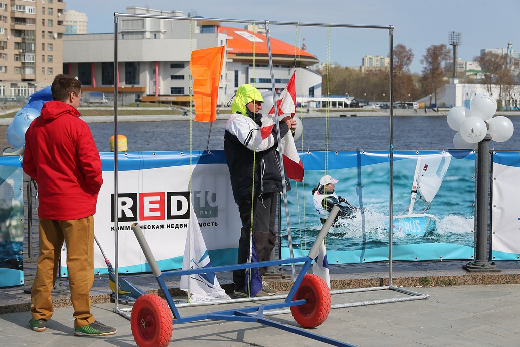 В центре Екатеринбурга именитые яхтсмены открыли парусный сезон праздничной регатой в честь 70-летия Победы - Фото 9