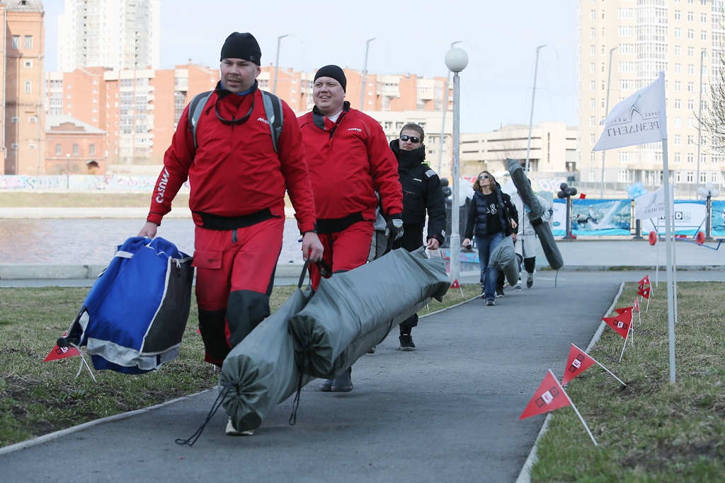 В центре Екатеринбурга именитые яхтсмены открыли парусный сезон праздничной регатой в честь 70-летия Победы - Фото 10