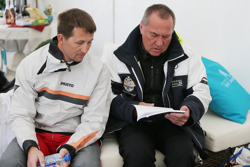 В центре Екатеринбурга именитые яхтсмены открыли парусный сезон праздничной регатой в честь 70-летия Победы - Фото 11