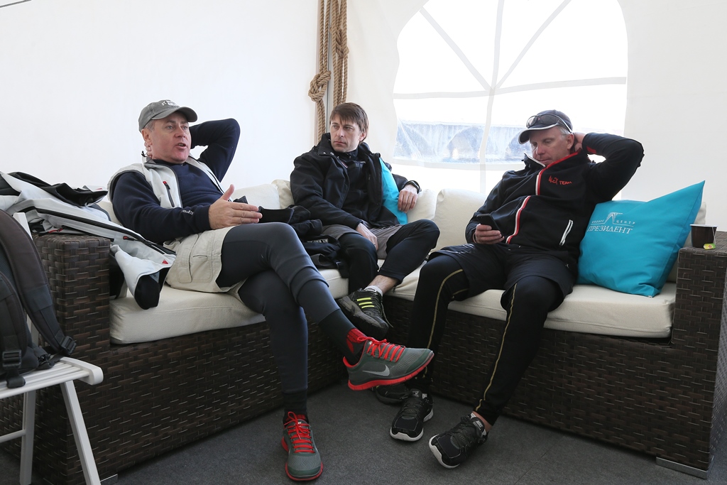 В центре Екатеринбурга именитые яхтсмены открыли парусный сезон праздничной регатой в честь 70-летия Победы - Фото 13