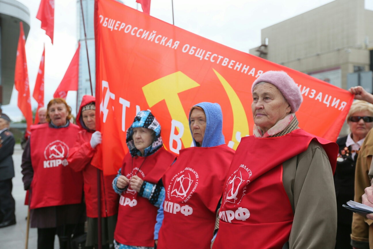 Хотели подкараулить — не вышло. Губернатор «испугался» гневных лозунгов «Детей войны» и перенес свое выступление в ЗакСО - Фото 2