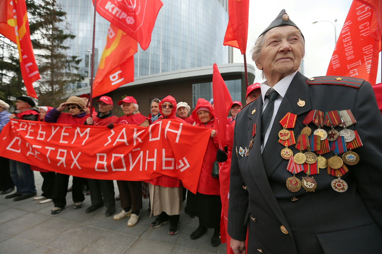 Хотели подкараулить — не вышло. Губернатор «испугался» гневных лозунгов «Детей войны» и перенес свое выступление в ЗакСО - Фото 7