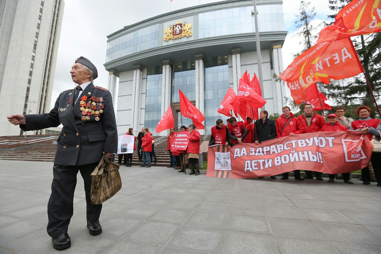 Хотели подкараулить — не вышло. Губернатор «испугался» гневных лозунгов «Детей войны» и перенес свое выступление в ЗакСО - Фото 8