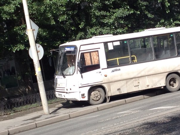 В центре Екатеринбурга автобус въехал в столб - Фото 2