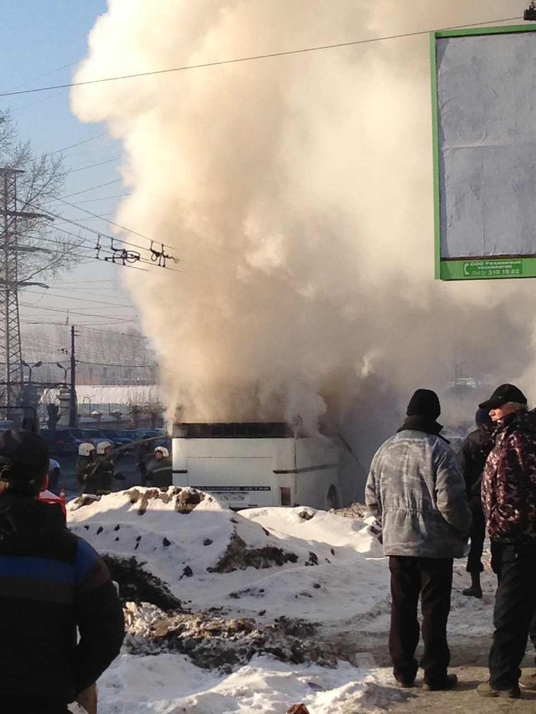 На улице Фронтовых Бригад горит рейсовый автобус - Фото 2