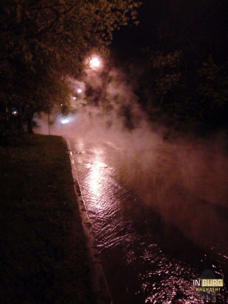 Улицу Громова в Екатеринбурге залило горячей водой. ФОТО - Фото 2