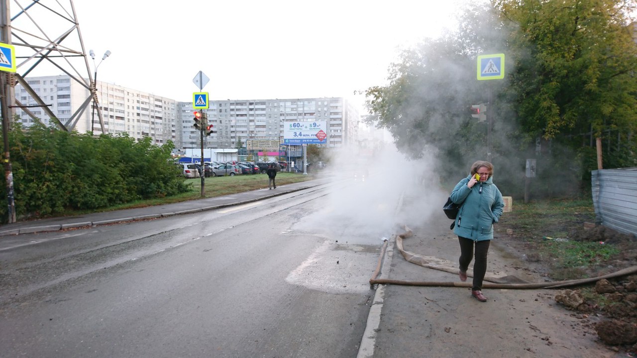 Что случилось с отоплением в москве. Прорвало трубу на улице москва сейчас. Что случилось с отоплением в москве. Ангарская 52а екатеринбург пожар. Когда выключили отопление.