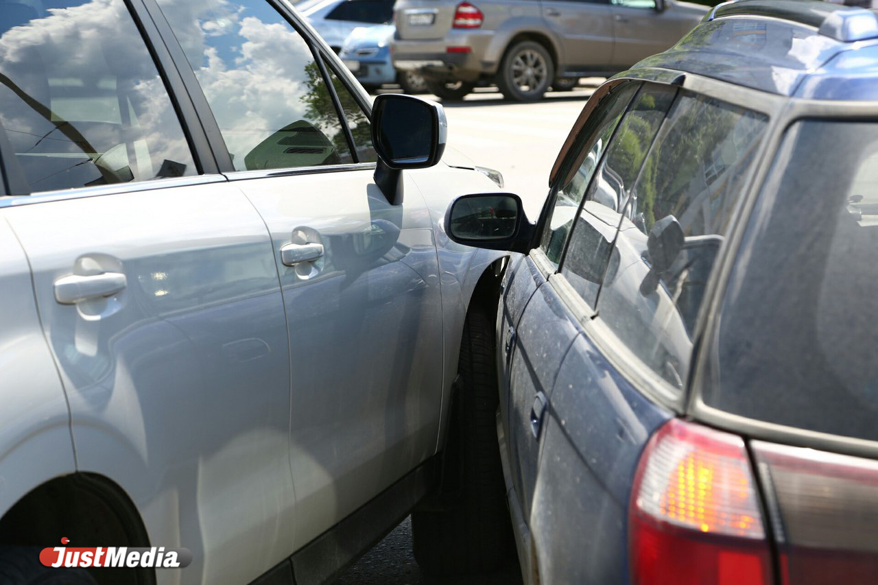 Две Subaru парализовали движение трамваев по Ленина. ФОТО - Фото 5