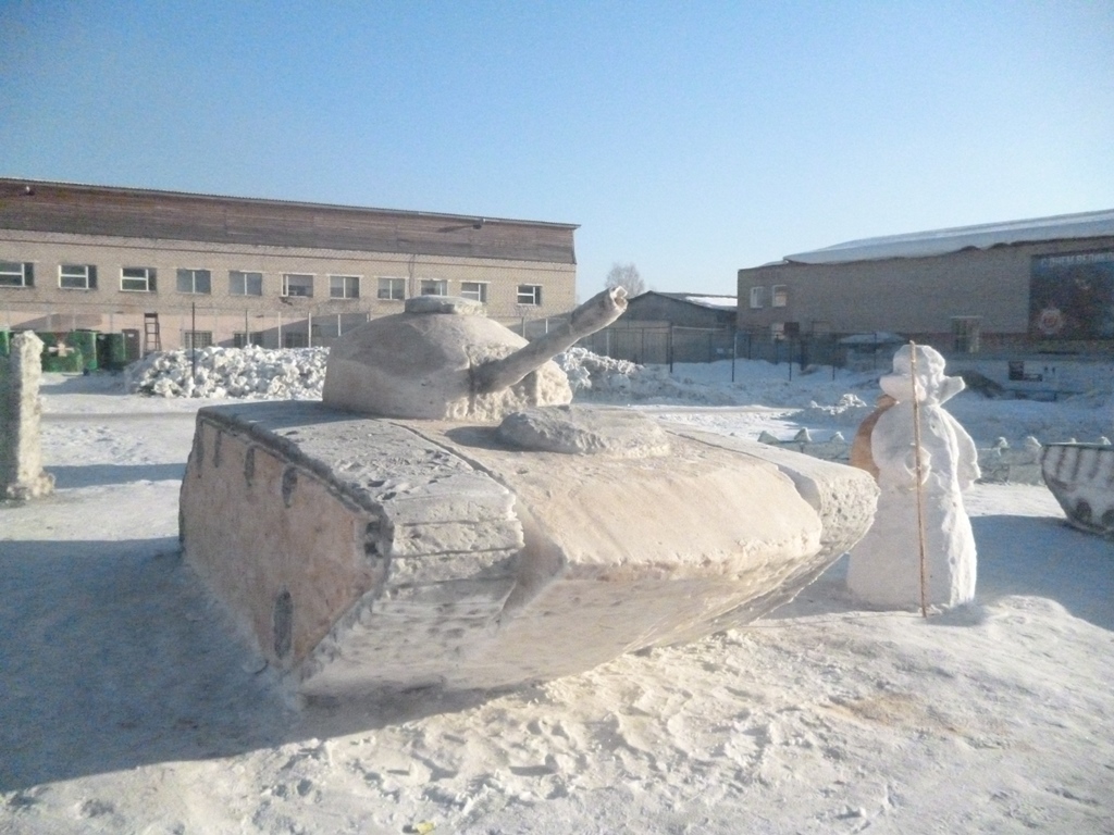 В Верхотурье к 23 февраля создали автопарк военной техники из снега - Фото 2