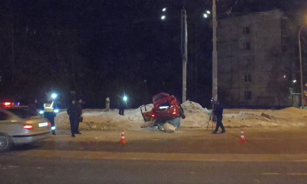 В Екатеринбурге иномарка влетела в столб освещения и перевернулась. Один человек погиб - Фото 2