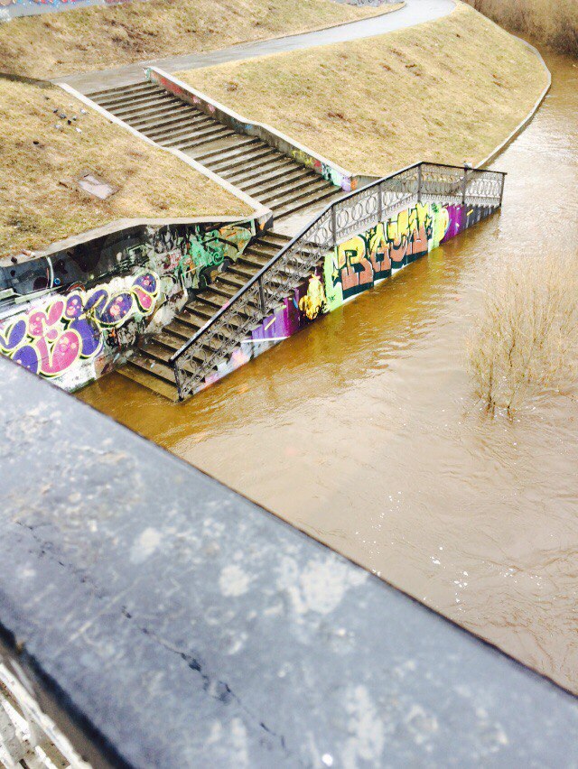В Екатеринбурге набережная Исети ушла под воду - Фото 2