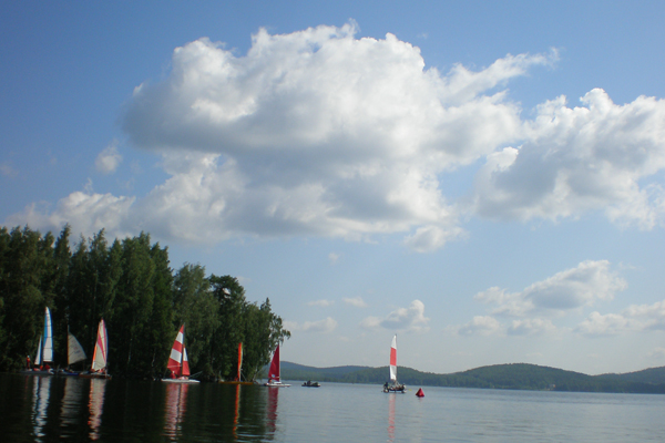 Урал — не сухопутный. На Таватуе прошла ежегодная парусная регата «Таватуйский меридиан» - Фото 2