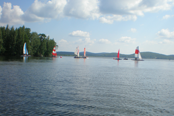 Урал — не сухопутный. На Таватуе прошла ежегодная парусная регата «Таватуйский меридиан» - Фото 7
