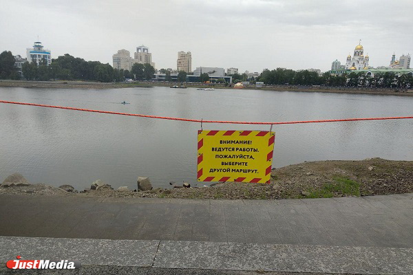 На очистку стен набережной Исети от граффити рабочим понадобится месяц. ФОТО, ВИДЕО - Фото 2