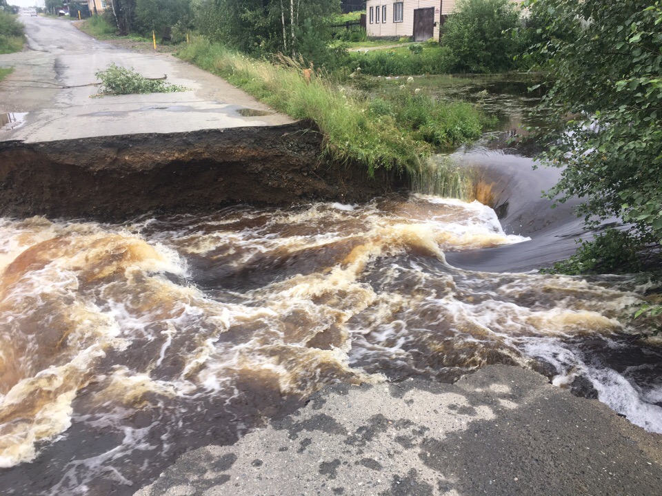 В МЧС рассказали, когда коммунальщики закончат восстанавливать размытую дорогу в Кировграде - Фото 2