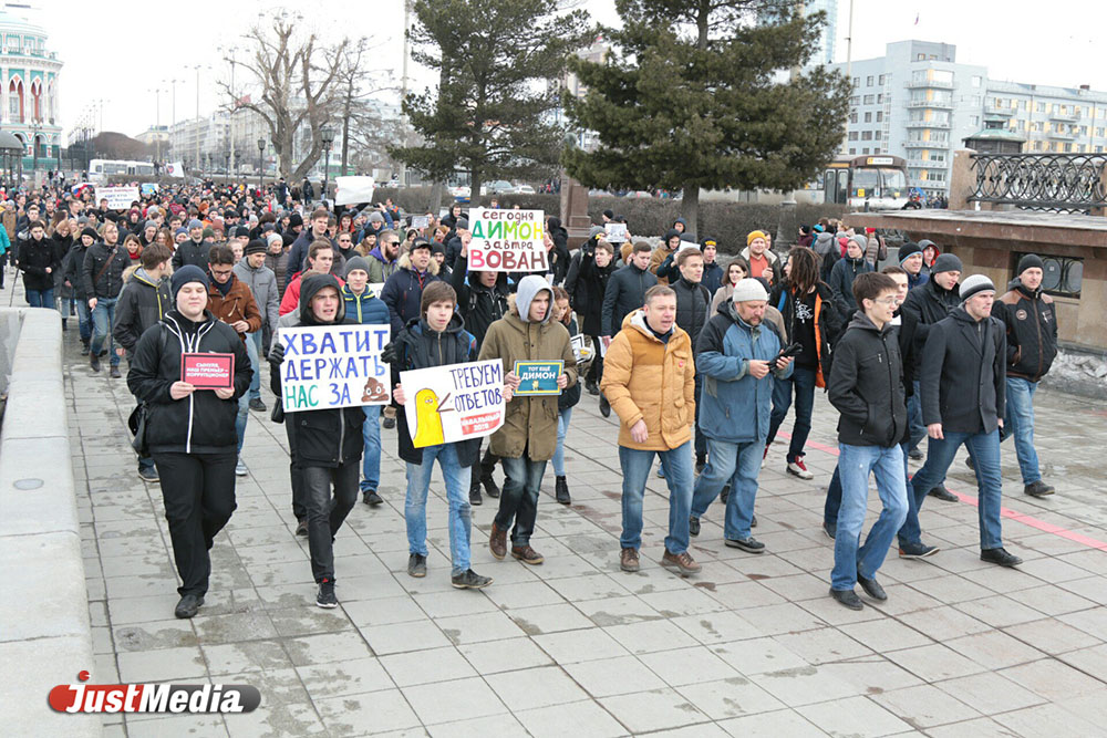 Сторонники Навального вышли на запрещенный митинг в Екатеринбурге. Есть первые задержанные. ФОТО - Фото 8