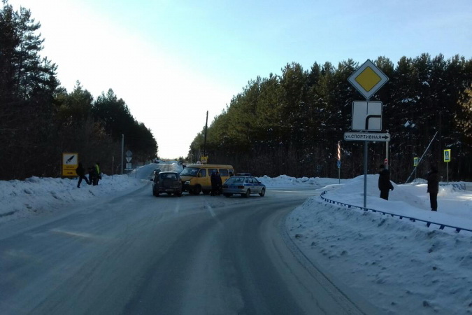 В Реже в ДТП «Нивы» с маршруткой пострадали мама с ребенком. ФОТО - Фото 2