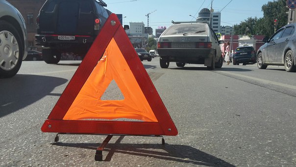 В центре Екатеринбурга ВАЗовская «девятка» и Citroen не поделили дорогу. ФОТО - Фото 3