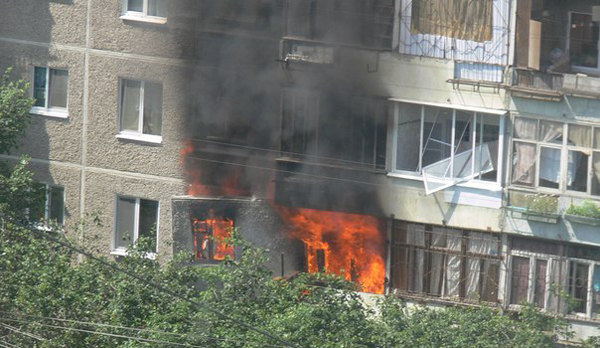 Разнесло входную группу и несколько квартир. На ЖБИ в жилом доме произошел взрыв газа.  - Фото 6