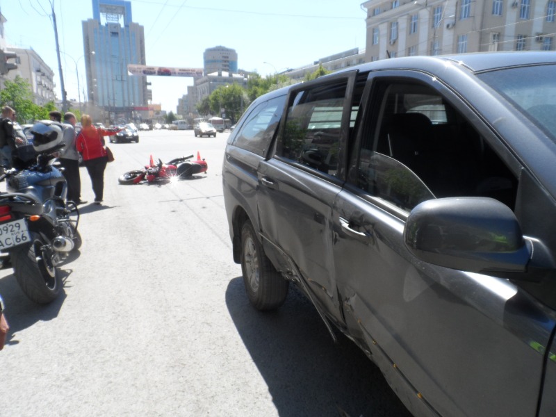 В Екатеринбурге в ДТП серьезно пострадал мотоциклист - Фото 4