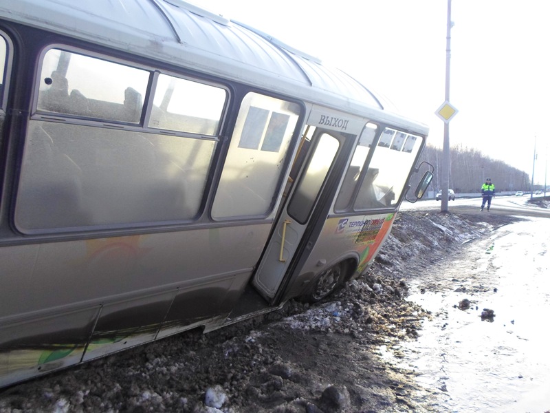 В Ирбите автобус с нетрезвым водителем попал в ДТП. Пострадали два человека - Фото 2