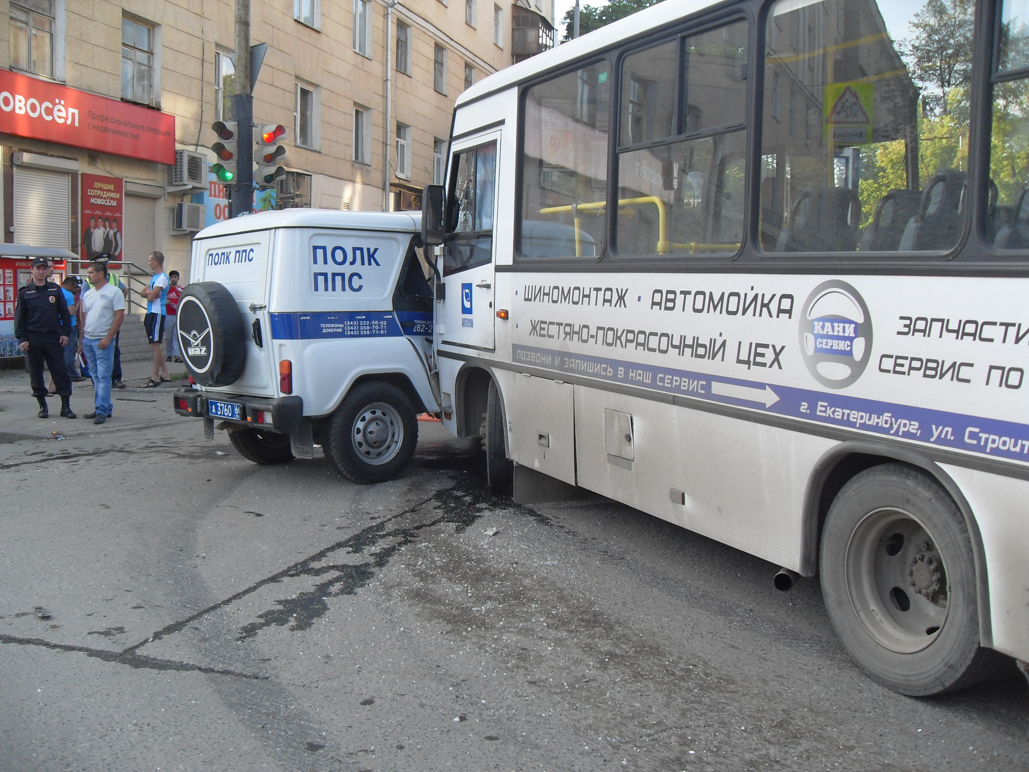 В Екатеринбурге столкнулись полицейский УАЗ и автобус. Пострадали трое сотрудников полиции и пассажирка автобуса - Фото 5